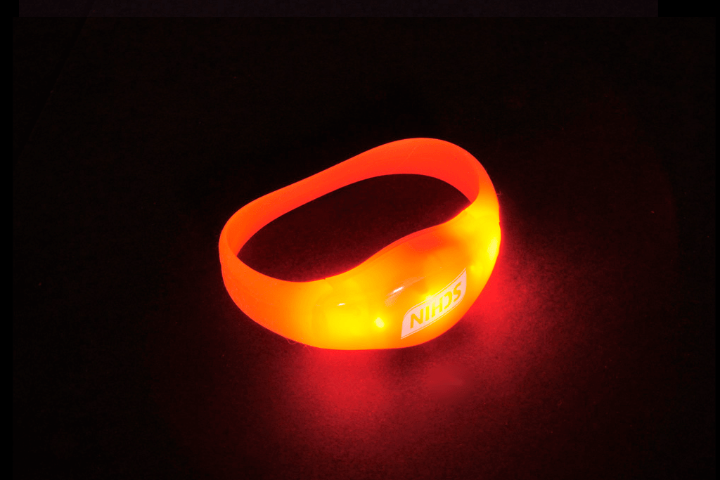 pulseira-de-led-ativada-por-movimento-ou-som-ligada-min.png